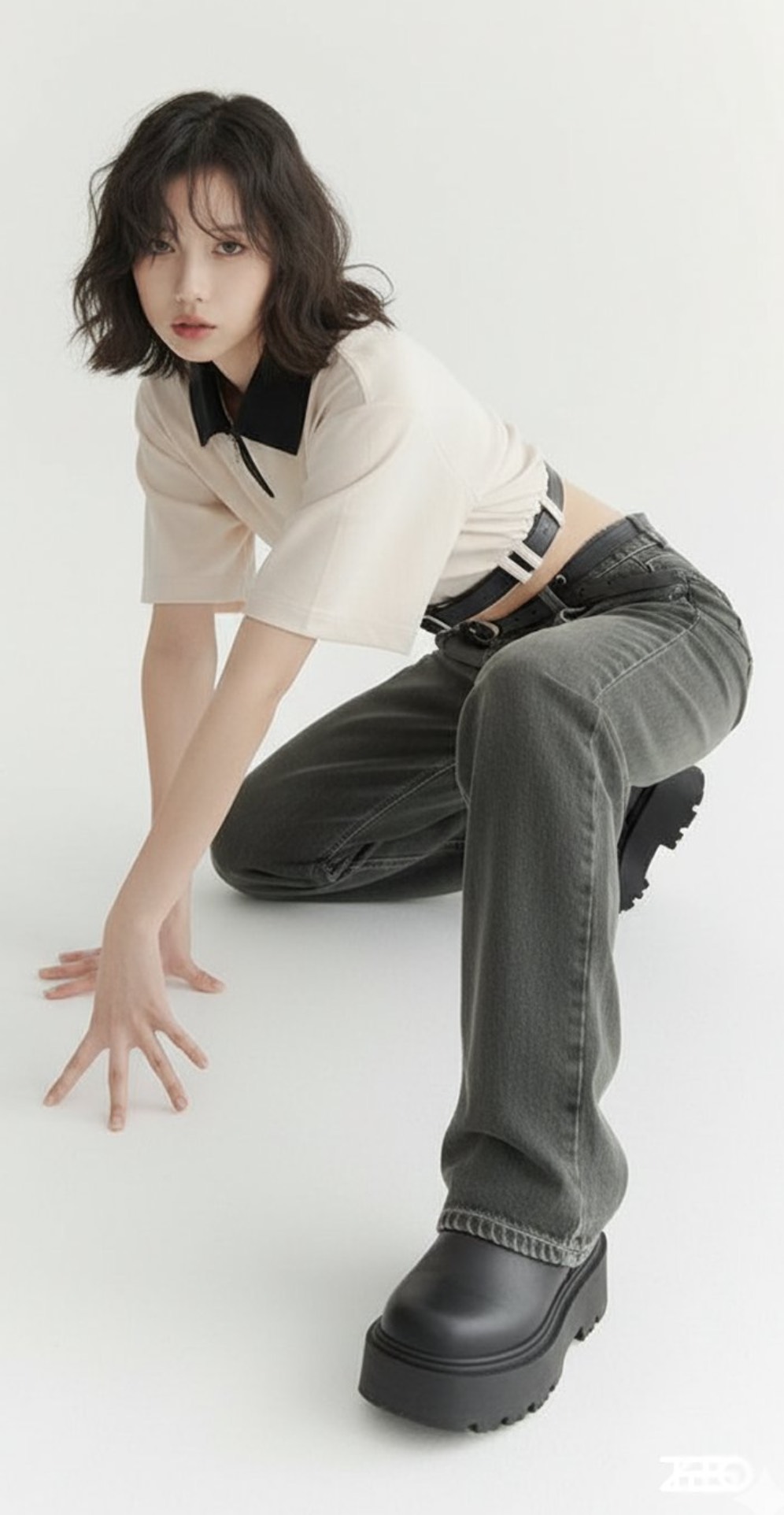 Change the pose of the person in Figure 1 to that of Figure 2, and shoot in a professional studio